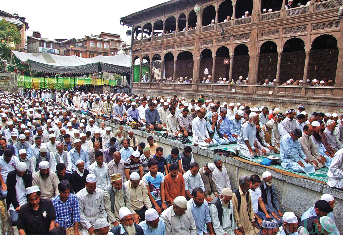 People offering prayers outside Khanqah Moula. KL Image by Bilal Bahadur